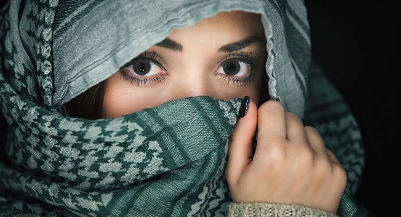 دراسة عن أثر التحديق في عيني أحدهم لـ10 دقائق على الهلوسة