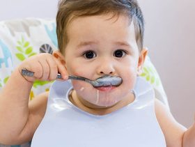 نصيحة عن تنظيف ثنايا الجلد بالمناديل المبللة