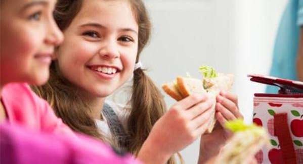 كيفية تحفيز الطفل على تناول كل ما في صندوق غداء المدرسة
