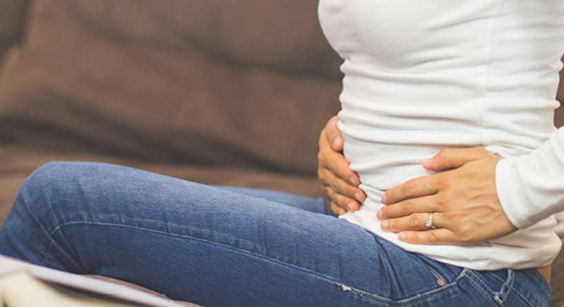 ما اسباب نزول دم في الشهر الاول مع الم اسفل البطن وهل هو خطير؟