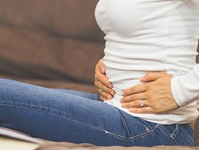 ما اسباب نزول دم في الشهر الاول مع الم اسفل البطن وهل هو خطير؟