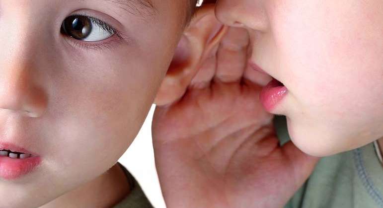 علمي طفلك كيف يكتم اسرار المنزل