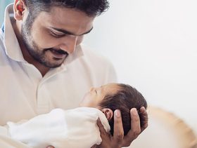 عناية الأب بالرضيع