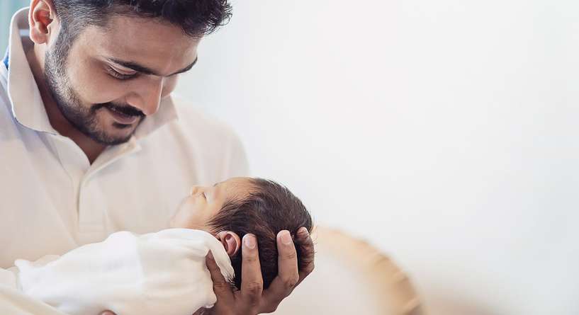 عناية الأب بالرضيع