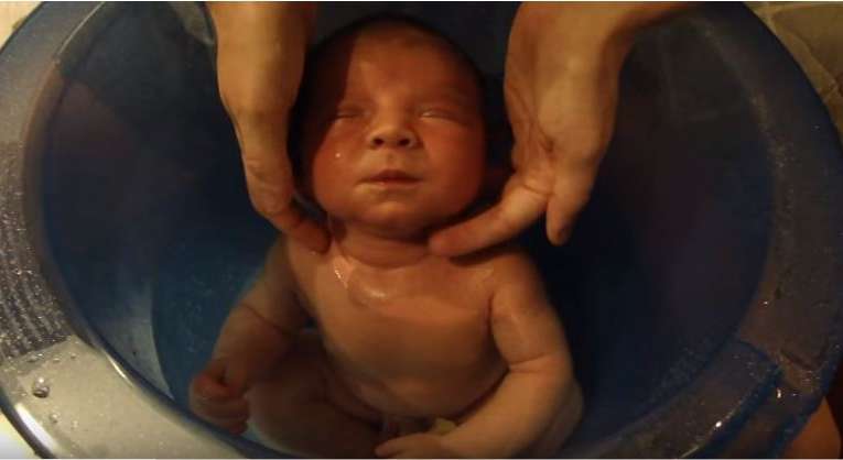 طفل لم يهدأ بعد ان وضعته امه في الحوض الرحم