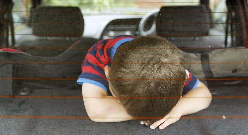 قصة طفل علق في السيارة لتنبيه الامهات من خطر محتمل