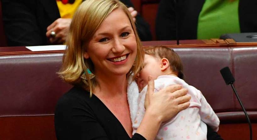 أرضعت طفلتها خلال انعقاد جلسة البرلمان!