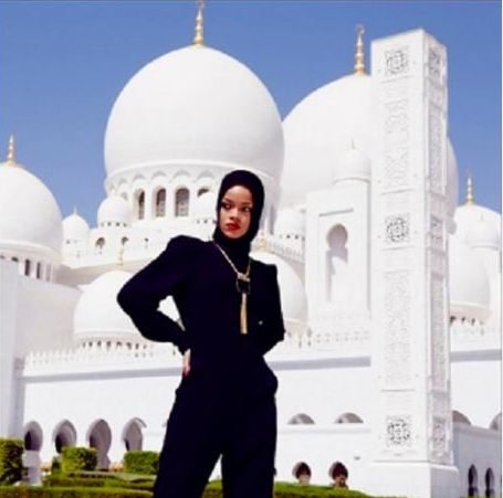 بالصور ريهانا بالحجاب في مسجد الشيخ زايد في الامارات