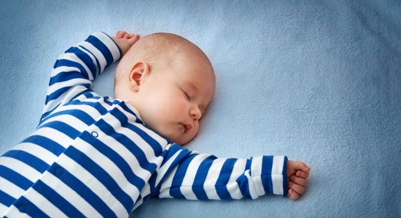 مخاطر نوم الطفل الرضيع على الأريكة