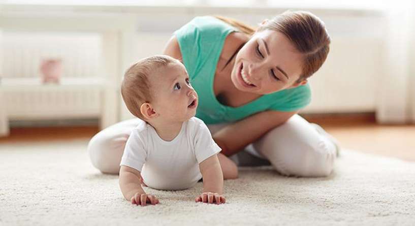 كيف ادرب طفلي على الحبو