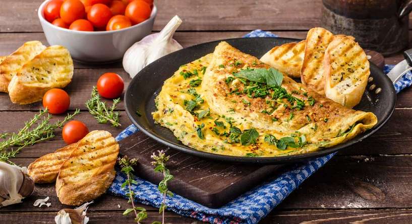 طريقة الاومليت بالخضار خطوة بخطوة