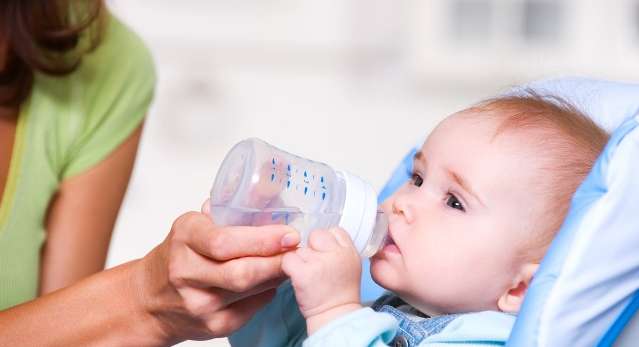 متى يشرب الطفل الماء