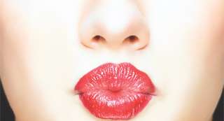 هل تبادل القبلات يؤثر على صحة فمك وسلامة اسنانك؟