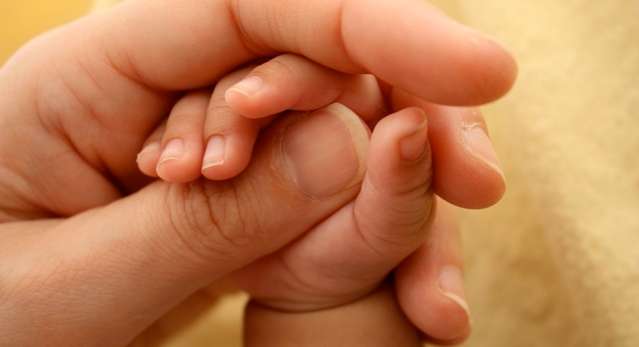 كيفية تقليم اظافر الطفل