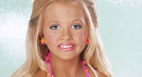 صور فتاة تبلغ 8 سنوات تخضع لحقن البوتوكس بموافقة أمها!