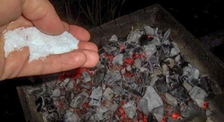 اليك سبب رش الملح على جمر الشواء