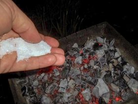 اليك سبب رش الملح على جمر الشواء