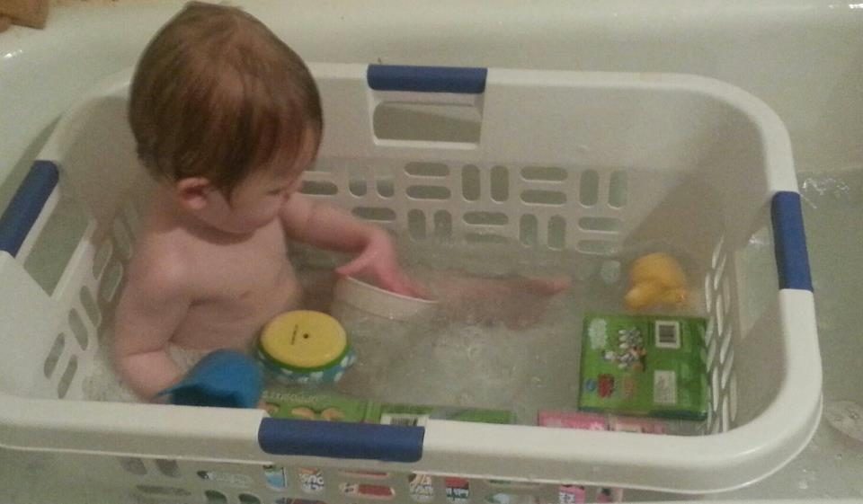 حيل لتسهيل وقت استحمام الطفل