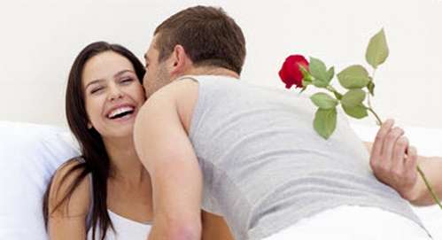 كيف تؤثر القبلة على رومانسية الزوجين؟