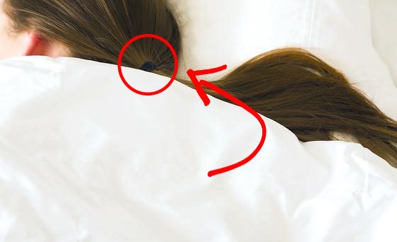 اضرار ربط الشعر بتسريحة ذيل الحصان أثناء النوم