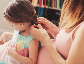 تسريحات بسيطة ومميزة مناسبة للبنات في المدرسة