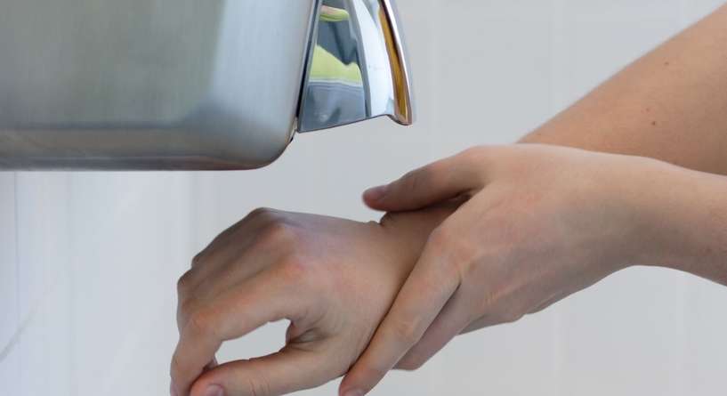 خطر خفي في مجفف اليدين داخل المراحيض العامة