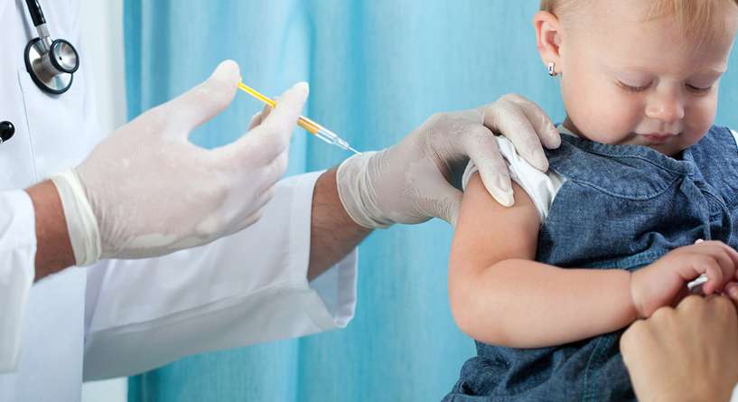 اكتشفي كيفية العناية بالطفل بعد التطعيم وتخفيف الالم!