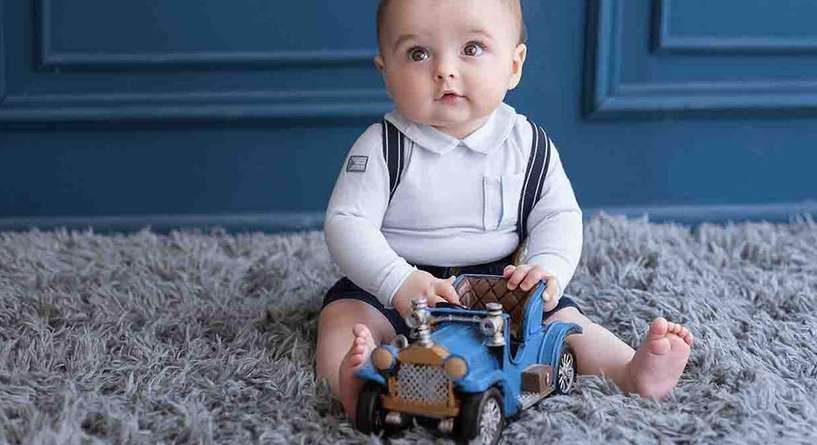  متى يبدا الرضيع بالجلوس وما العلامات الدالة على استعداده للجلوس؟