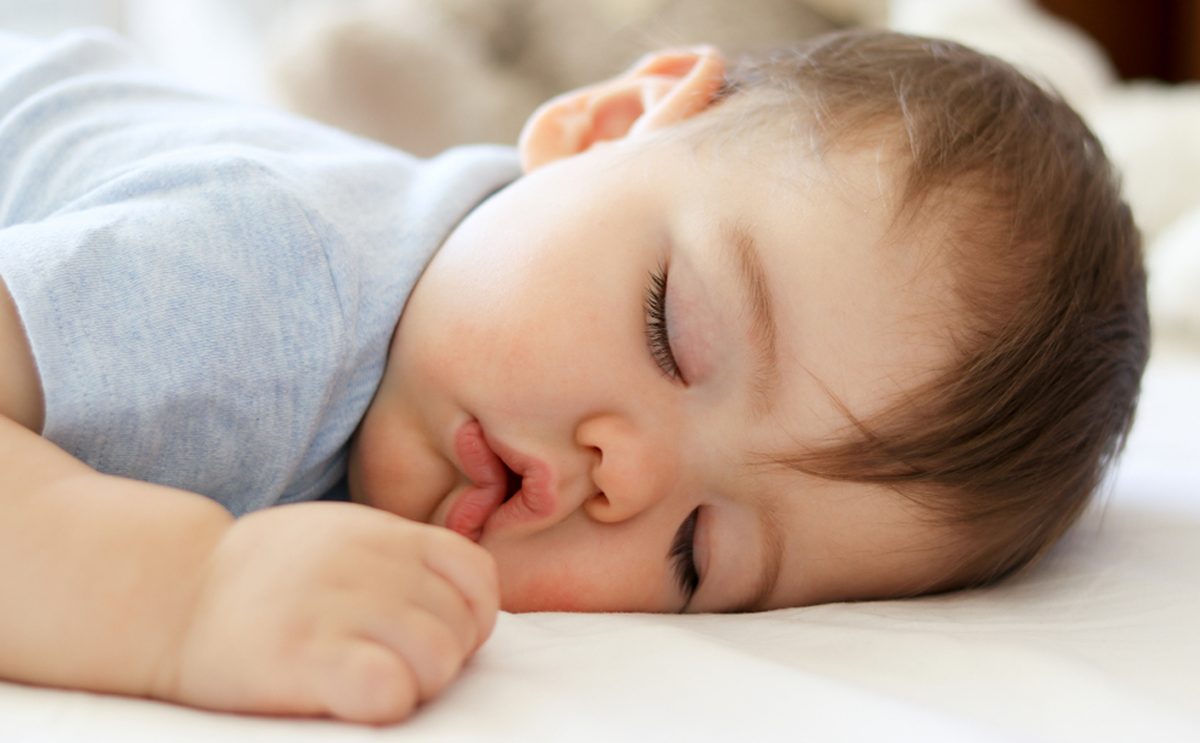 مشاكل النوم عند الرضع وافضل وضعيات النوم