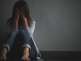 هل الاكتئاب يسبب الم في الجسم وما هي اعراضه الجسدية؟