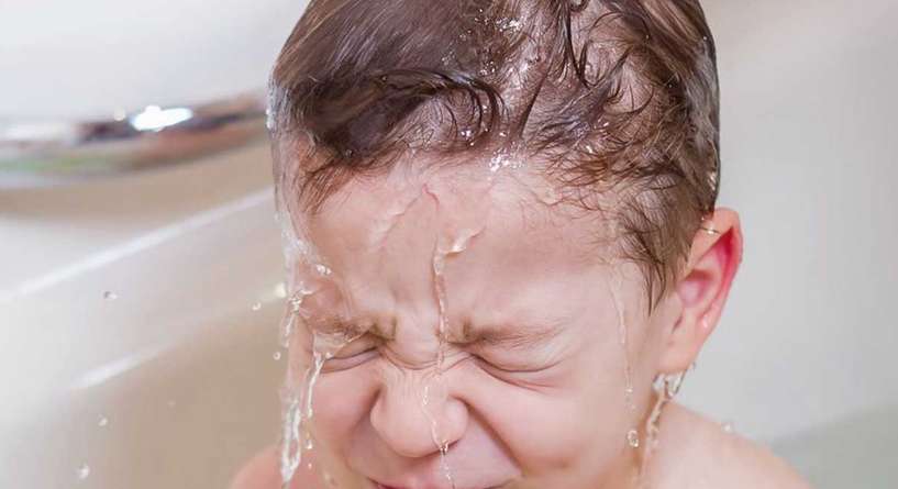متى يستطيع الطفل الاستحمام بمفرده