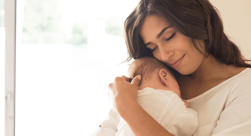 دراسة تشير الى ان إحتضان الرضيع يغير جيانته مع تقدمه في السن