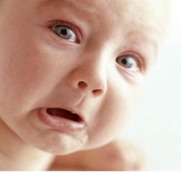 شكل العينين يكشف أسباب بكاء الرضيع