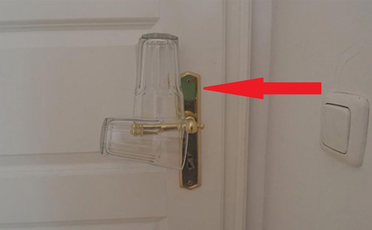 أهمية وضع كوب زجاجي على مقبض باب الغرفة