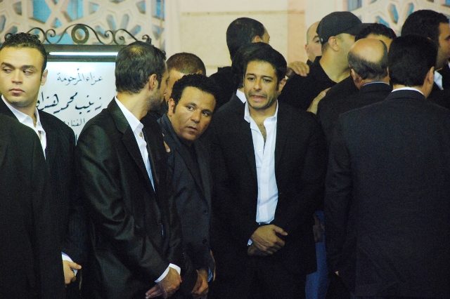 تامر حسني لا يحترم حرمة الموتى في عزاء والدة محمد فؤاد
