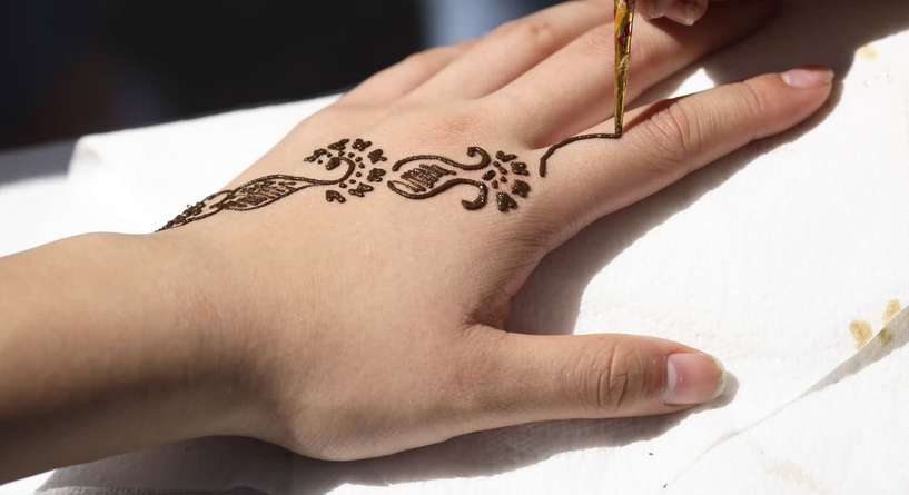 بلدية دبي تمنع هذا نوع مضر من الحنة