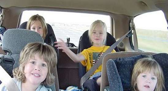 اغراض الاطفال في السيارة | سلامة الطفل في السيارة