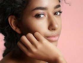 كيفية تفتيح السواد حول الفم