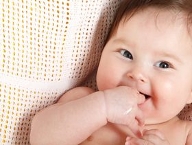 تطورات الطفل في الشهر الثالث