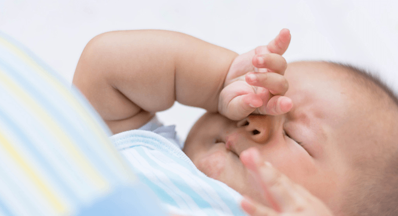 كيف تعرفين أن مجرى الدمع عند الرضّع مغلق؟