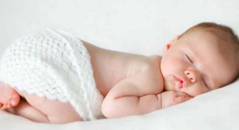 اليك اسباب تقلب الطفل الرضيع اثناء النوم والحل!