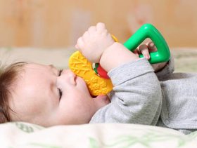 علامات التسنين عند الرضع في الشهر الرابع