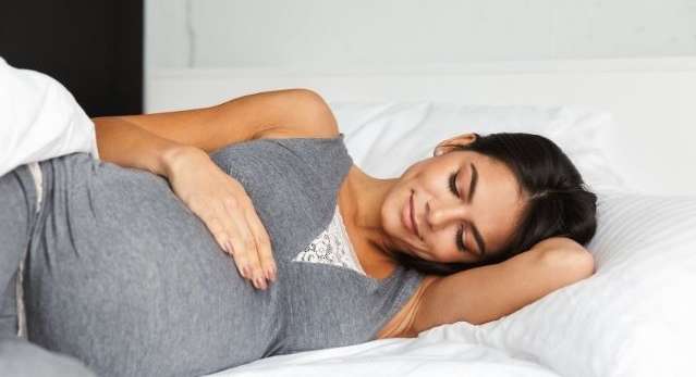 طريقة نوم مناسبة للحامل