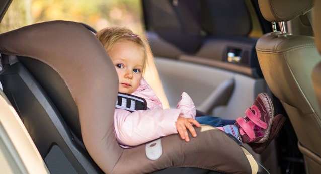 تطبيقات لتذكير الام بعدم ترك الطفل في السيارة