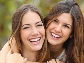 كيفية تبييض الاسنان بالكركم