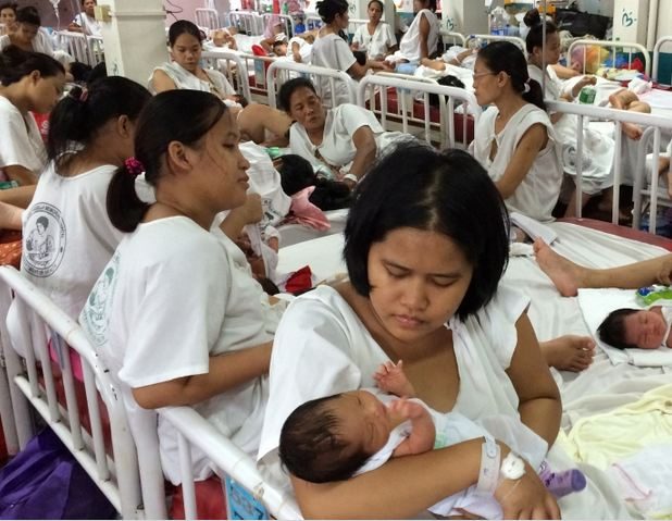 مستشفى في الفيليبين يضع 4 أمهات منجبات على سرير واحد