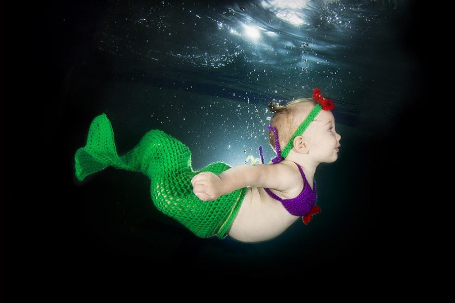 صور عفوية وطريفة للأطفال تحت الماء