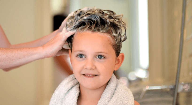 لا تبالغي في غسل شعر طفلكِ