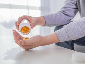 هل المكملات الغذائيه البروتين لها اعراض جانبيه ضاره بجسم الانسان ولماذا تستخدم؟