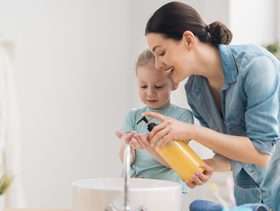 5 نصائح إتبعيها لتعودي طفلك على غسل يديه